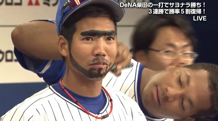 横浜DeNAサヨナラ勝ち＆勝率5割復帰　筒香・ロペス主軸2人が桑原の顔に歓喜の落書き