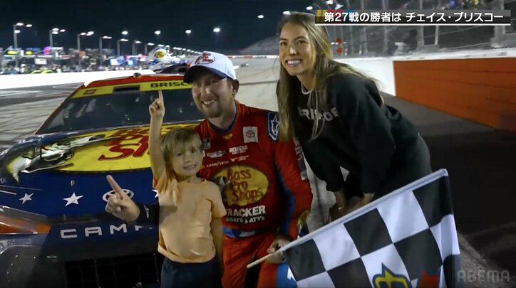 【写真・画像】米人気レーサー、“4歳の息子”が「大物になるでこれは」 サーキットの大観衆へ見せた“堂々たる振る舞い”に驚きの声　1枚目