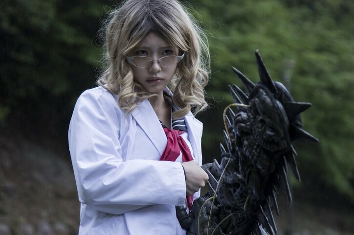 浅川梨奈がチェーンソーで改造死体をなぎ倒す!『血まみれスケバンチェーンソーRED』場面写真解禁