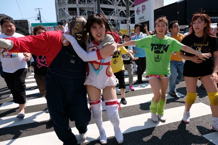 リング上で花火＆路上大乱闘　東京女子プロレスの“危険すぎる”夏祭り