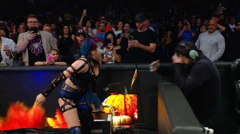 「あーあ」「かわいそう」人気日本人女子レスラー、痛恨の“誤爆” 毒霧がスタッフにぶっかかる…まさかの“スランプ”にファンツッコミ