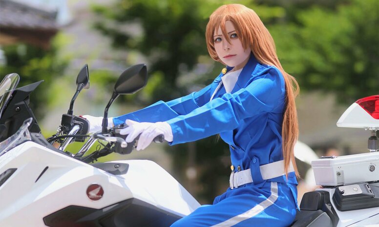 『名偵探柯南』萩原千速的COSPLAY與真正的白機一同展示！「獲得各方許可特別呈現」