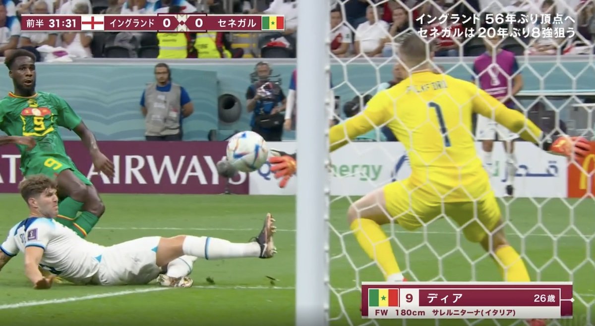 左手一本で至近距離シュートを止めた！イングランドの守護神