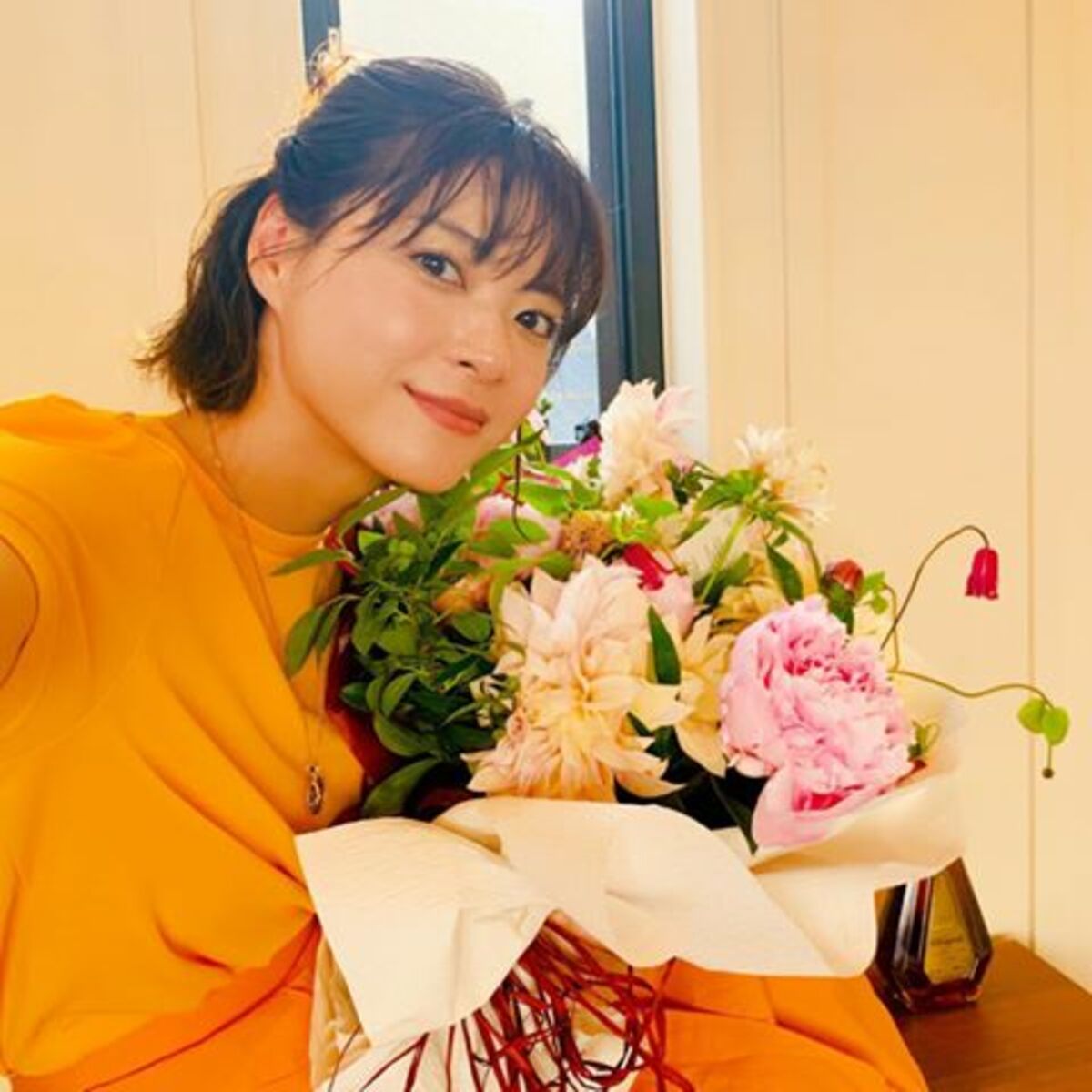 上野樹里 花束抱えた美しいセルフショットに反響 圧倒的超絶美人 すっごく可愛い 話題 Abema Times