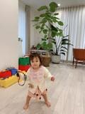 川崎希、リビングを歩き回る娘の姿を公開「すごいぞ~」