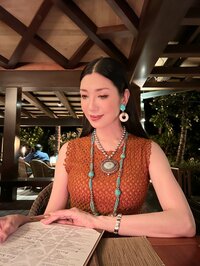 AHN MIKA『ブラウンとターコイズでディナーへ』