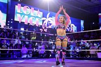 なんちゅう格好…ラテン系美女レスラー、ほぼスケスケの大胆衣装にファン騒然