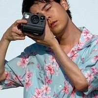 成田凌、アロハシャツでカメラを構える姿に「はあかっこいい」「とてつもなく可愛い」の声