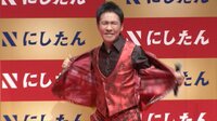 分身人形と一緒に踊る郷ひろみ