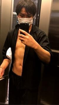 狩野英孝、“地味に”筋肉がついてきた腹筋の自撮り写真を公開「腹筋も腕の筋肉もヤバいです」の声