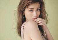 「美しいめるるだ！！」「色っぽいっす」生見愛瑠、大人の魅力溢れる上目遣いショットに絶賛の声