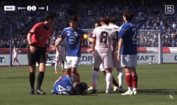 「意図的に踏んでない？」川崎MFの“激しすぎるデュエル”が物議！「蹴りは止めて」「何してんの」横浜FWへの危険行為にSNS騒然