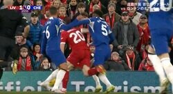 「もはや暴力」「化け物かよ！」邪魔する奴は全員吹っ飛ばす！ DF2人の間を正面突破でブチ破る“重戦車ドリブル”→スーパーゴールを炸裂した瞬間