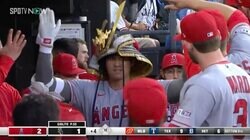 大谷翔平、ホームランの表情とギャップが激しい“ずれた兜姿”がかわいい 「ナナメやないか」「兜めっちゃ曲がってるw」「ズレとるズレとる」