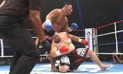 右カウンターを“ズドン”で129キロの巨体が崩壊 衝撃KOに「脳が揺れている！」実況絶叫