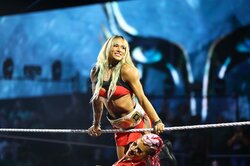 “元体操”美女レスラーがアクロバット無双…格上相手に“人間プロペラ→サーフィン踏みつけ”披露でファン大熱狂