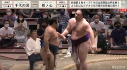 「これぞ力士の美しい姿」と相撲ファンの胸が熱くなる　栃ノ心、熱戦繰り広げた千代の国に手を差し出し健闘を称え合う