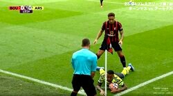 審判がムキムキすぎる！マイボールだ！いやこっちだ！選手の言い合いをよそに…解説者の視線は「そっちに目がいっちゃう」元日本代表・槙野智章を釘付けにしたレフェリーの上半身