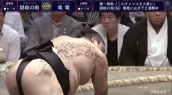 土俵に魔物…　隠岐の海が勝勢から足滑らせ初黒星　背中にもべったり土