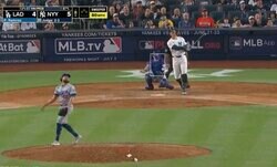 どこまで飛ばすんだよ！ヤ軍主砲ジャッジ、24号超特大アーチで“異変”が起きた…！？ ド軍外野手のリアクションが話題に「動かないw」「なぜ、こんな飛ぶのか」