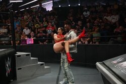 嫉妬の嵐！ 場外転落の女子レスラーを“お姫様キャッチ”→見ていた彼氏に凄まれてしまう…ファンは呆れ「まんざらでもなかったなw」