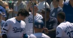 放送事故レベル！ 大谷翔平、ベンチ前でハプニング発生… チームメイトの“はしゃぎぶり”がヤバすぎると話題に　ファン騒然「どんなシチュエーション？」「髪サラサラｗ」