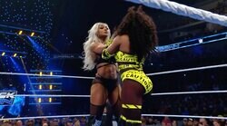 「舐めたぞ！」“超筋肉”女子レスラーが前代未聞の挑発行為…相手選手を“ペロリ”まさかの行動にファンツッコミ