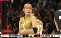 決めたのは金髪の美女選手 女子バレーで“14人対14人”のカオスな光景 見事なブロックで“ピシャリ”