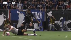 「カード出せよ！」“報復キック”をめぐる際どい判定にやきもき...「普通に蹴ってるやん」「先に倒された」両者被害主張でファン紛議