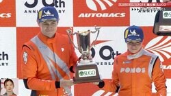 赤い跳ね馬を駆るフランス人女性ドライバーが驚異の20周白熱バトル 「おめでとう！」29年ぶり快挙の「歴史的瞬間」