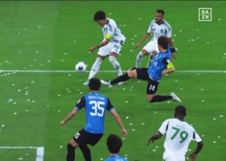 「なんでサウジいるんすか…」フィルミーノが“縦回転チップクロス”で川崎F翻弄→ファン脱帽「意味不明な体勢から理不尽な精度」「個の力で圧倒」「さすがすぎる」【ACLE決勝】