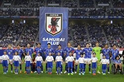 「神対応」に称賛の嵐！ 日本代表DF・菅原由勢が選手入場前に見せたエスコートキッズへの“声かけ”が優しすぎると話題に