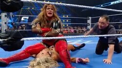 「危なすぎる」超重量級女子レスラーが“全体重プレス”を強行で悶絶…「下手したら大怪我」抵抗する金髪美女に“お構いなし”の一撃