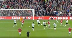 「早く交代させろよ！」「なんだこの試合は…」限界突破！足を負傷しながらラストパス→“意地の起死回生弾”が炸裂した瞬間　満身創痍のマンUが執念の一撃