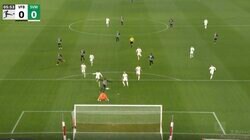 サポーターがブチギレ！「マジか」「なんでだよ」 痛恨のミスに思わず頭を抱えた衝撃の瞬間　“謎の爆速男”がゴール前の大チャンスにありえないプレー