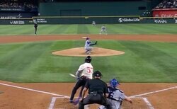 何が起きた…？ 山本由伸、強烈ピッチャー返しで“まさかの光景”「ミラクルやん」「スゲえ…」 鋭い打球があわや直撃→エドマンが“超ファインプレー”