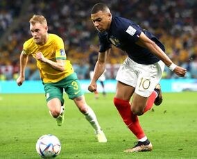 「はっや」「完璧すぎやん」エムバペのDF置き去り高速ドリブル→左足ピンポイントアシストにファン驚嘆！「ドリブルえぐい」