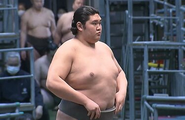 相撲 まわしの位置が上すぎる」“超”長身力士、ただならぬ存在感に驚き「足も