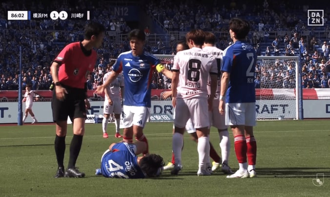 腹部を抑えて倒れ込む浅田