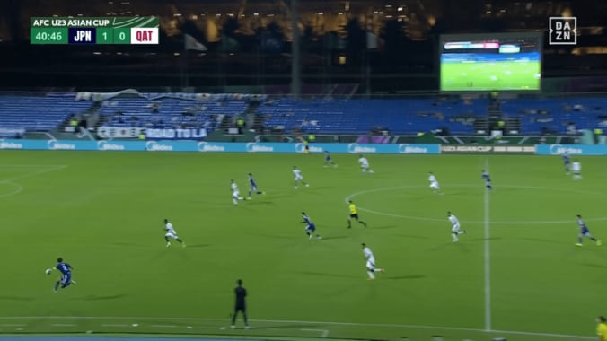 まるで三笘薫！？日本代表SBの“神業空中トラップ”が脚光「まじうめえ」「よく止めた」梅木怜がボールをアウトサイドでビタ止めした瞬間【U23アジアカップ】 4枚目