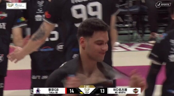 ユニフォームをビリっと破る