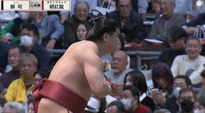 いきなり力士が“マッスルポーズ”を披露 隆起した筋肉美に「おぉ」館内どよめき 3枚目