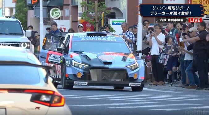 【写真・画像】公道最速のラリー車が“信号待ち” 突然のサプライズ光景に横断歩道は人だかり「後ろの車の人嬉しそう」の声も　1枚目