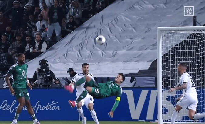 “魔法のバイシクル”に世界驚愕！ 元リヴァプールFWの圧巻ゴラッソが「クレイジーだ！」「えぐすぎる」Ｊリーグファンも注目 2枚目