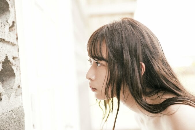 「幸せな気持ちになります」乃木坂46鈴木絢音、1st写真集『光の角度』重版決定に喜び 1枚目