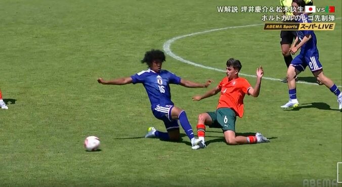 「VARなくて助かった」U-19日本代表MFが激しいディフェンス→主審流すも捉えた光景に「レッドでもおかしくなかった」の声も 3枚目