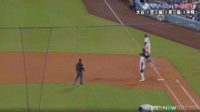 大谷翔平の36号弾で“時が止まった” 驚異の173キロ弾→打った瞬間、ド軍ファンの観客がフリーズする“まさかの光景” 3枚目