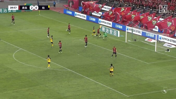 「ふっとばされた」1人で2人をなぎ倒す“強烈接触”がイエローカードでファン物議「レッドだろこれ」「あれ止まれは無理やろ」 3枚目