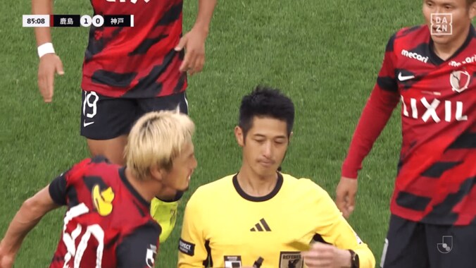 激昂！ 鈴木優磨が“鬼の形相”で主審に猛抗議「おばあちゃんに怒られるぞ」「小学生もイエローをもらった瞬間に…」今季初警告で鹿島ファン全員が心配した瞬間 3枚目