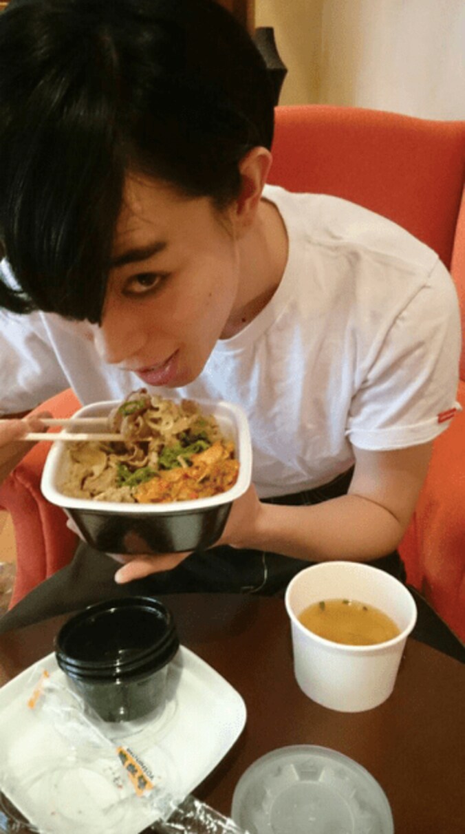 菅田将暉の吉野家牛丼写真にファン悶絶　「お前がすき家」 1枚目